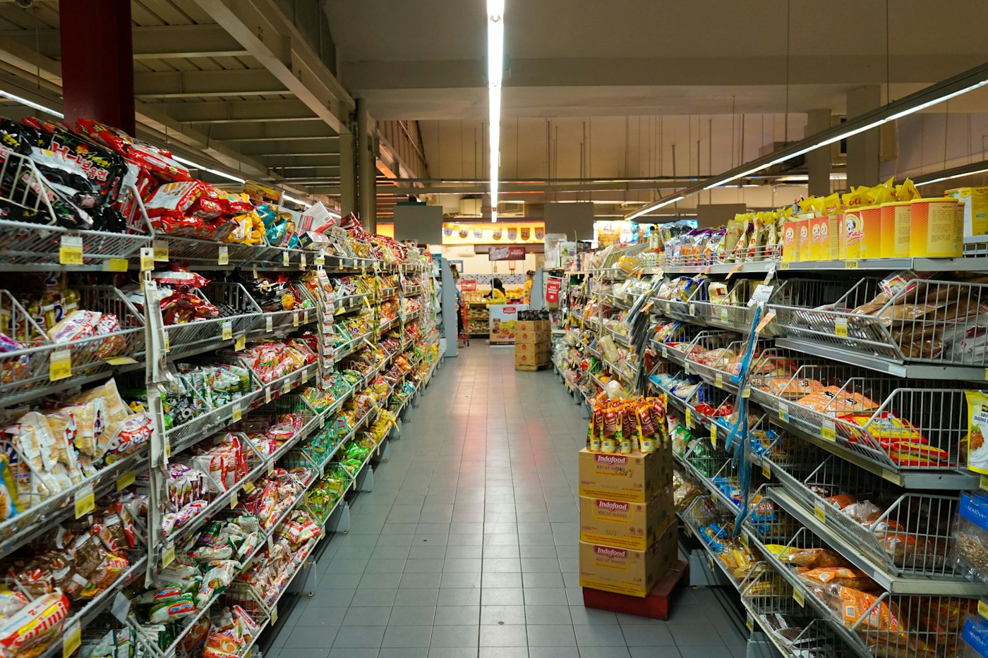 Торговые ряды продуктового магазина — иллюстрация розничного формата